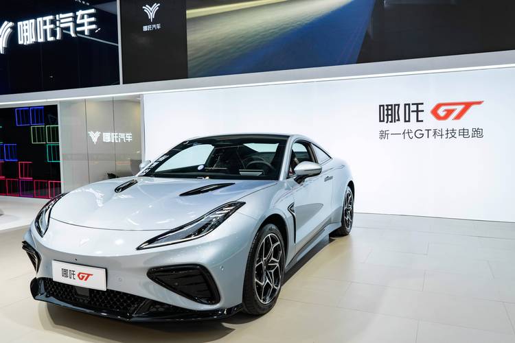 成都214哪吒汽车在智能汽车领域的表现，领途汽车在新能源汽车市场中的影响力